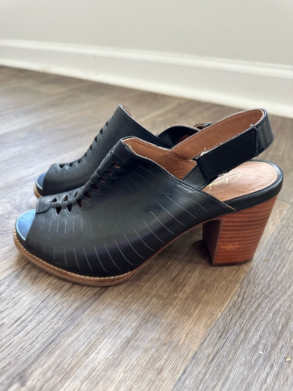 Clarks Artisan Slingback Block-Heel Sandal Black Leather Women’s Size 8.5 - Picture 3 of 9